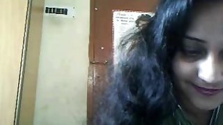 35yr Old Thick Hairy Desi Aunty Fucks Her Cunt on Cam